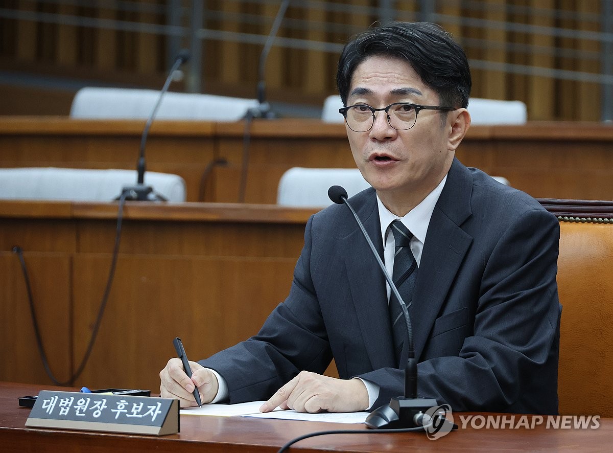 답변하는 이균용 후보자