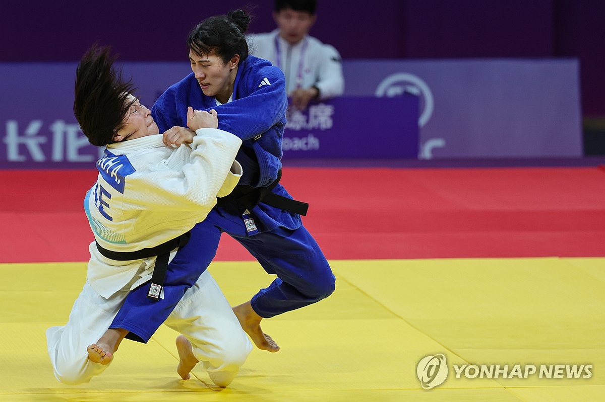 동메달 결정전 경기 펼치는 박은송 (항저우=연합뉴스) 신현우 기자 = 25일 중국 항저우 샤오산 린푸 체육관에서 열린 항저우 아시안게임 유도 여자 57kg급 동메달 결정전에서 한국 박은송이 아랍에미리트 알탄세세그 바추크를 상대하고 있다. / 연합뉴스