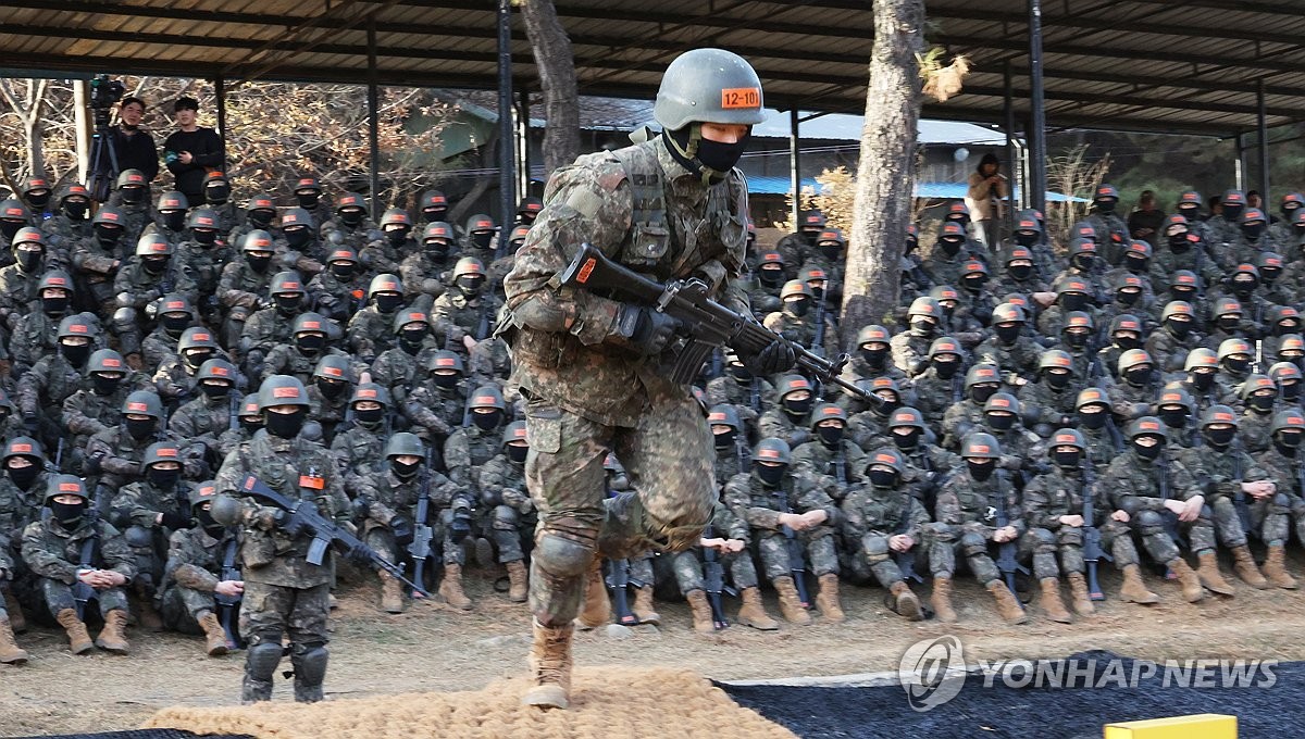 Soliders train at an Army basic training in Nonsan, 152 kilometers south of Seoul, on Dec. 7, 2023. (Yonhap)