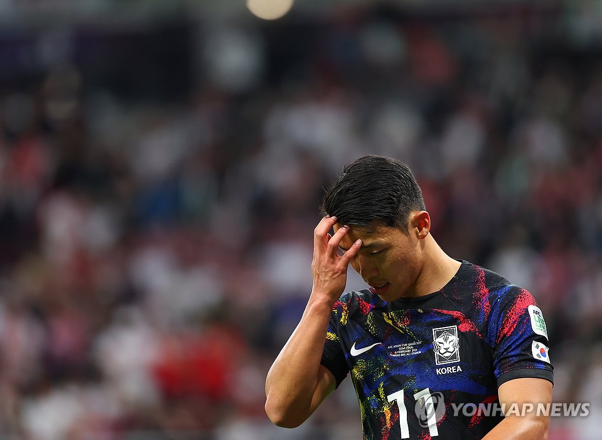 아쉬워하는 황희찬