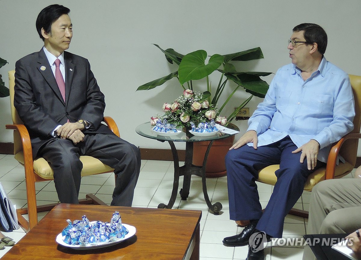 This file photo shows the then South Korean Foreign Minister Yun Byung-se (L) holding talks with his Cuban counterpart, Bruno Rodriguez Parrilla, in Havana on June 5, 2016, during Yun's visit to the Caribbean nation, the first such trip by a top South Korean diplomat. (Yonhap) 