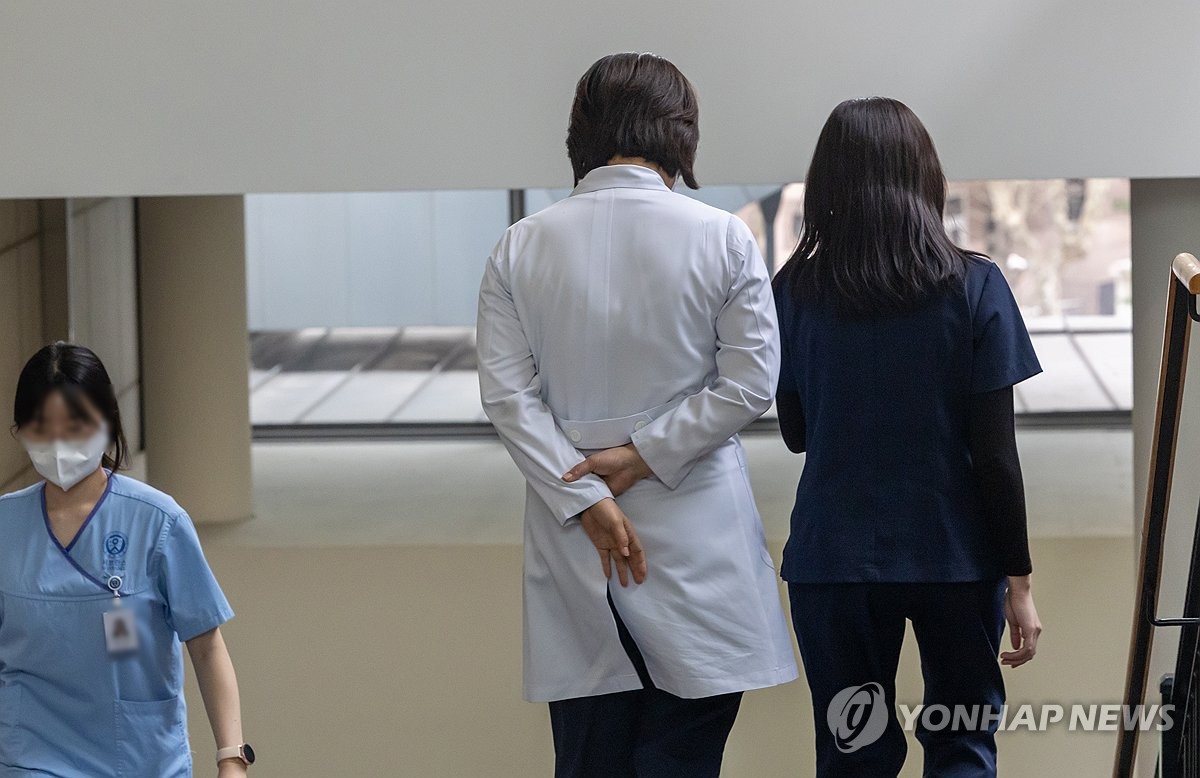 Las doctoras bajan las escaleras, el 25 de marzo de 2024, en un hospital de Seúl.