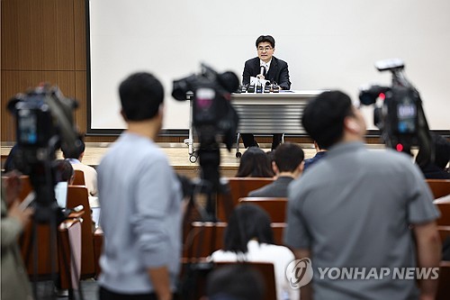 서울대 의대 교수들, 내일 총회서 '주 1회 전원 휴진' 논의