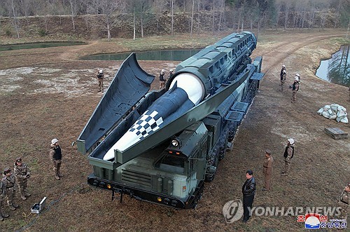 북한 "신형 중장거리 극초음속미사일 시험발사 성공"