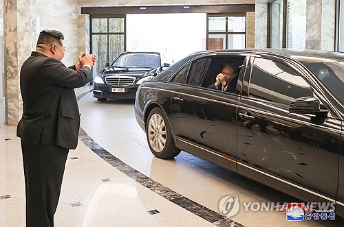 الزعيم الكوري الشمالي «كيم جونغ-أون» يودع كبير المشرعين الصينيين