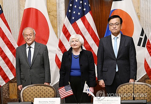 Los jefes de finanzas de Seúl, Washington y Tokio muestran preocupación por la devaluación del won y yen