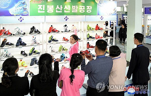 Exhibición de calzado en Corea del Norte