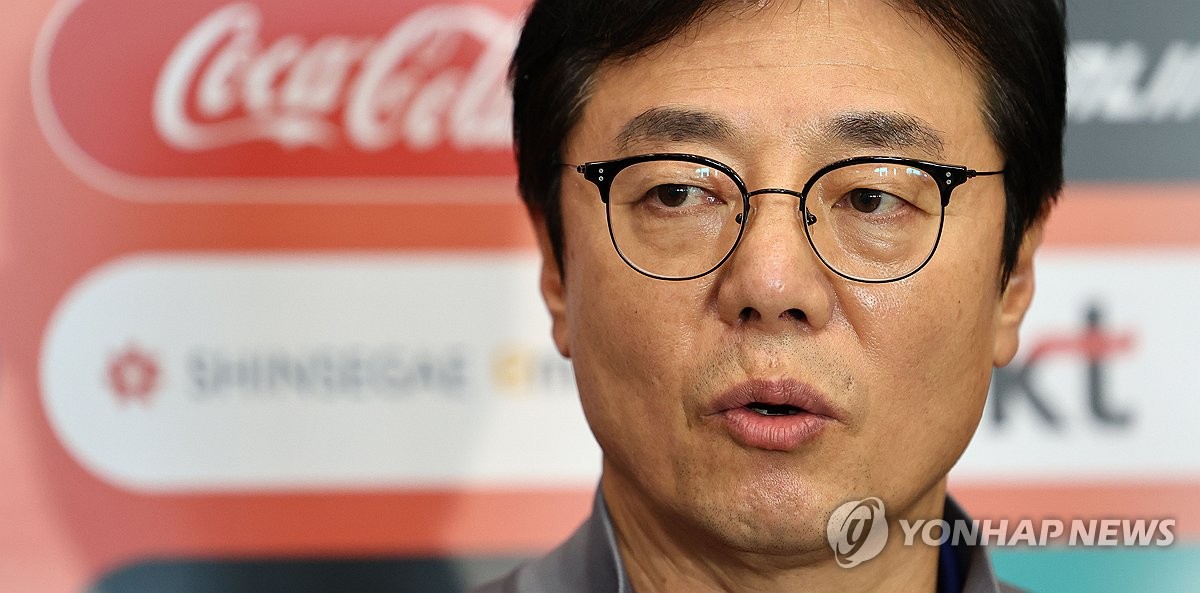 질문에 답하는 황선홍 U-23 축구대표팀 감독