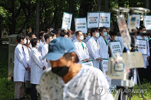 병원 밖으로 나온 서울아산병원 교수들…'휴진하고 시위'