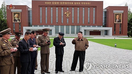북한 당 중앙간부학교에 설치된 마르크스ㆍ레닌 대형 초상화