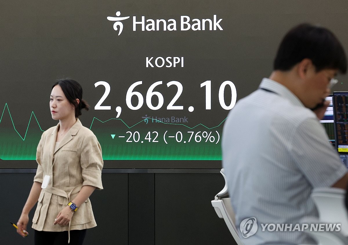 This photo taken June 4, 2024, shows the dealing room at a Hana Bank branch in central Seoul. (Yonhap)