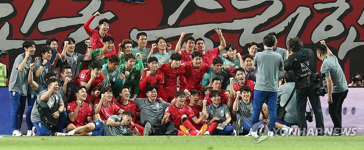 기념촬영하는 축구 대표팀-김도훈 감독