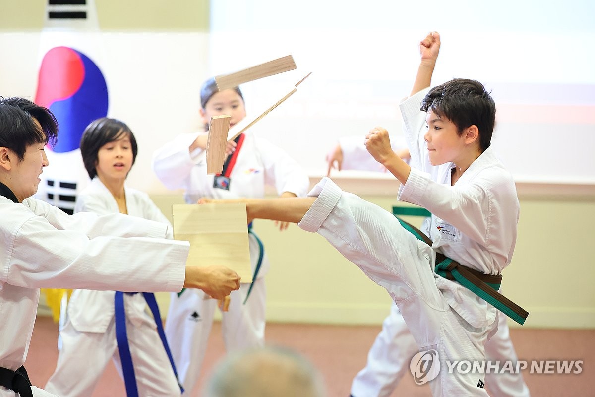 대한민국 대표팀을 횐영하는 프랑스 어린이들의 태권도 시범