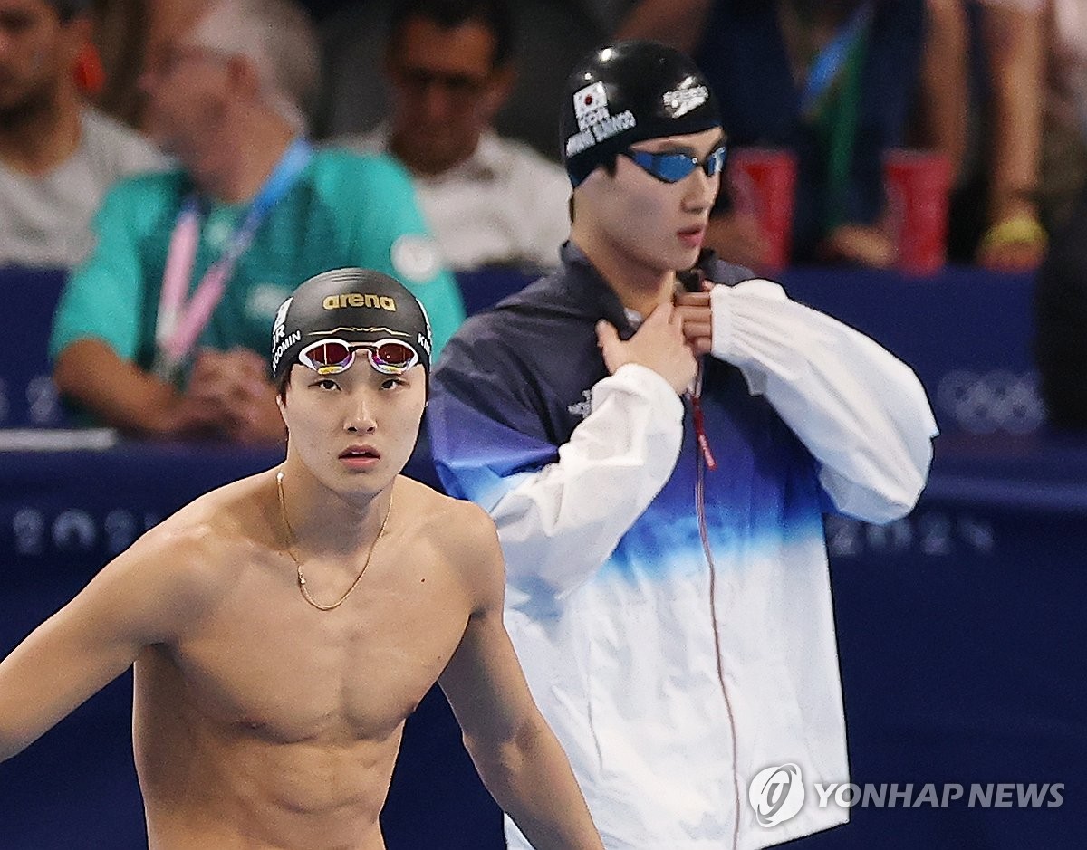 남자 200m 준결승 준비하는 김우민-황선우