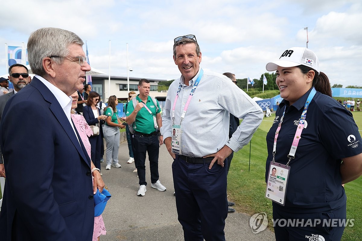 바흐 IOC 위원장과 인사하는 박인비