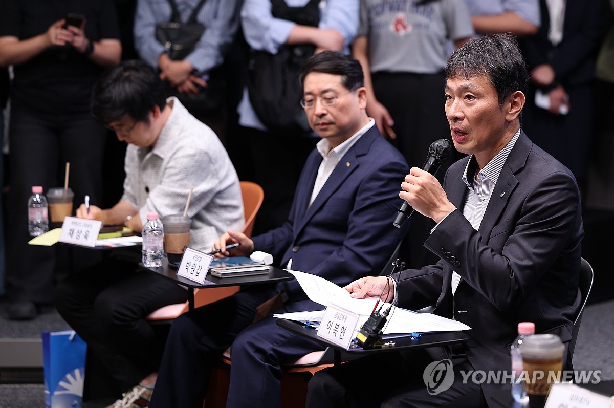 Lee Bok-hyun (R), head of the Financial Supervisory Service, speaks during a meeting with bank consumers and experts in Seoul on Sept. 4, 2024, to discuss ways to curb the rise in household loans. (Yonhap)