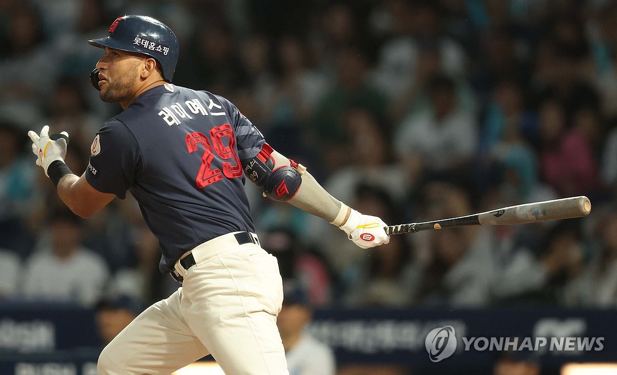 Victor Reyes of the Lotte Giants hits a single against the NC Dinos during the clubs' Korea Baseball Organization regular-season game for his record-breaking 202nd hit of the season at Changwon NC Park in Changwon, South Gyeongsang Province, on Oct. 1, 2024. (Yonhap)