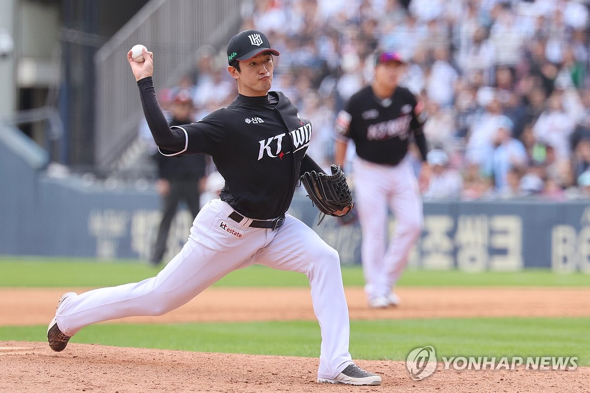 Ko Young-pyo of the KT Wiz pitches against the Doosan Bears during the clubs' Korea Baseball Organization wild card game at Jamsil Baseball Stadium in Seoul on Oct. 3, 2024. (Yonhap)