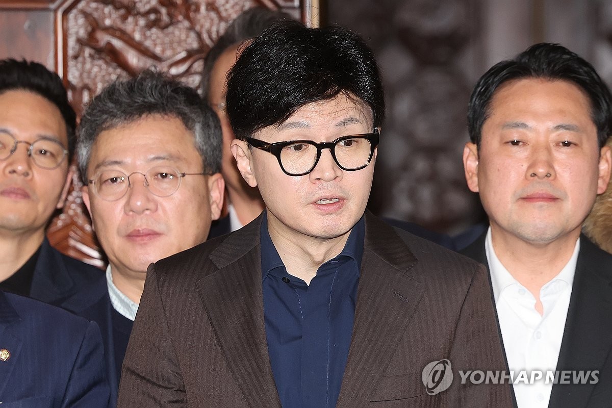 Han Dong-hoon (C), leader of the ruling People Power Party, answers reporters' questions at the National Assembly in Seoul after President Yoon Suk Yeol lifted emergency martial law. (Yonhap)