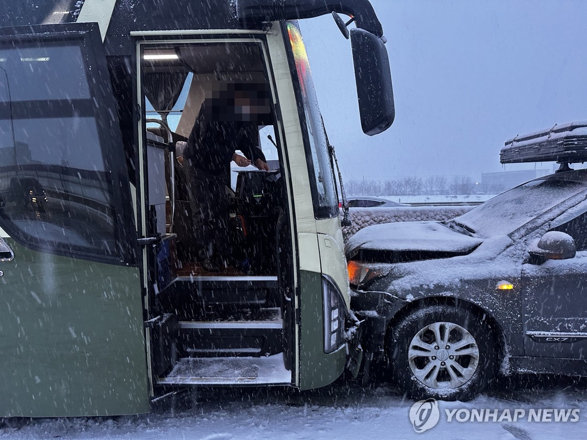 폭설에 고속도로는 아수라장