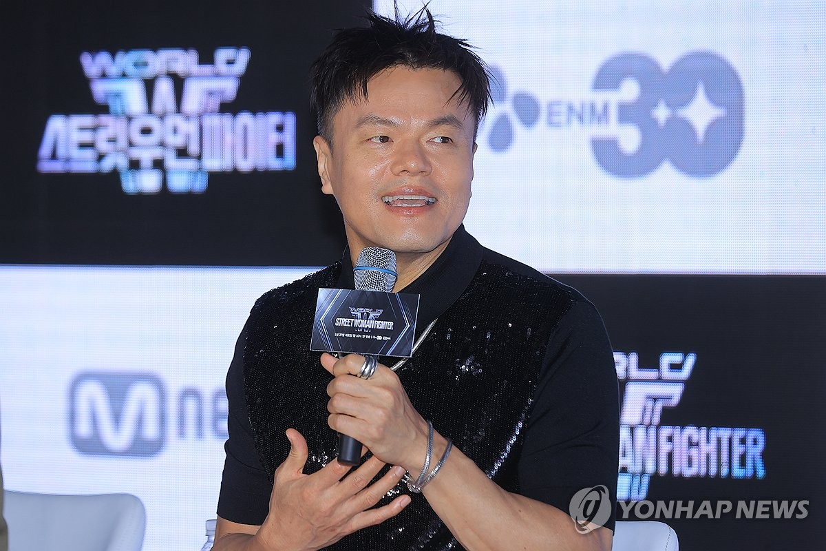 질문에 답하는 박진영