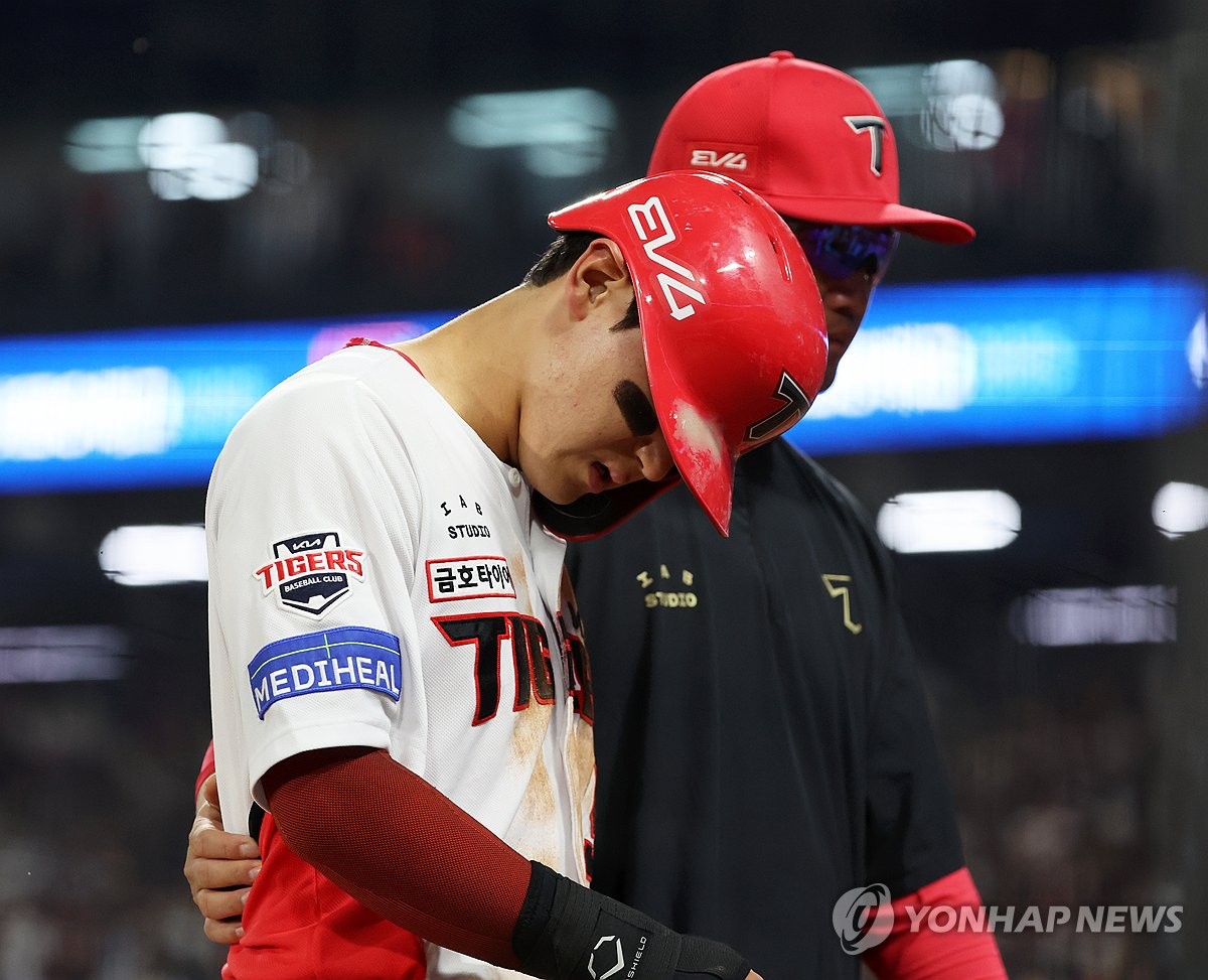 다리 부상으로 교체되는 김도영