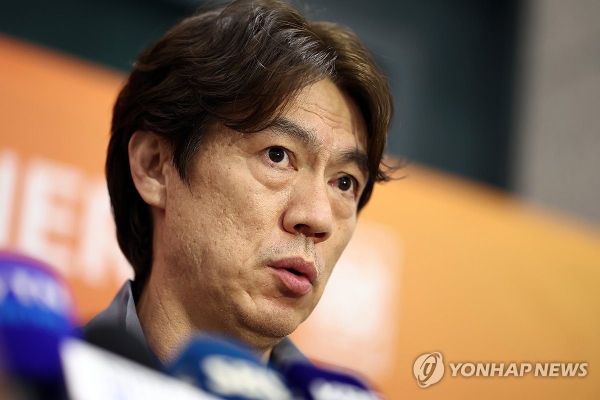 인터뷰하는 홍명보 감독