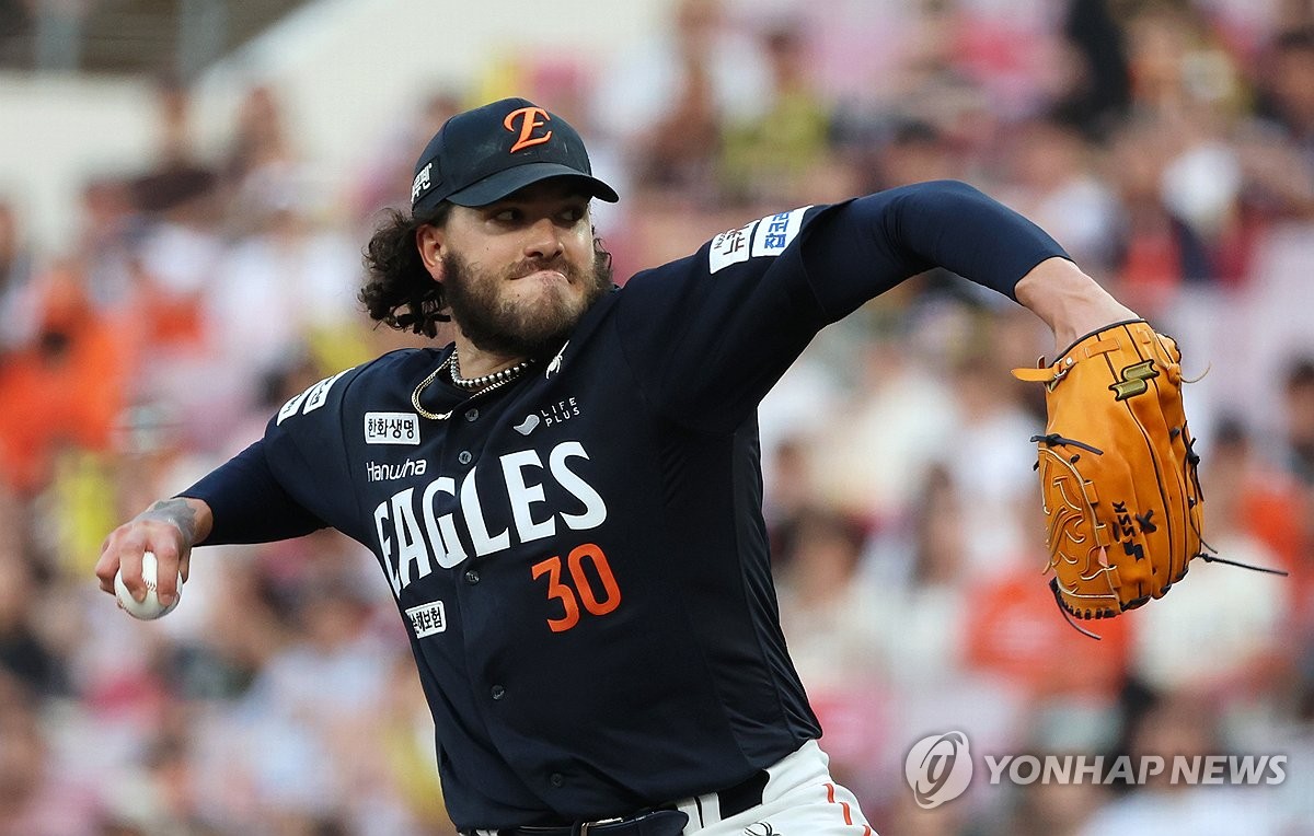 투구하는 폰세