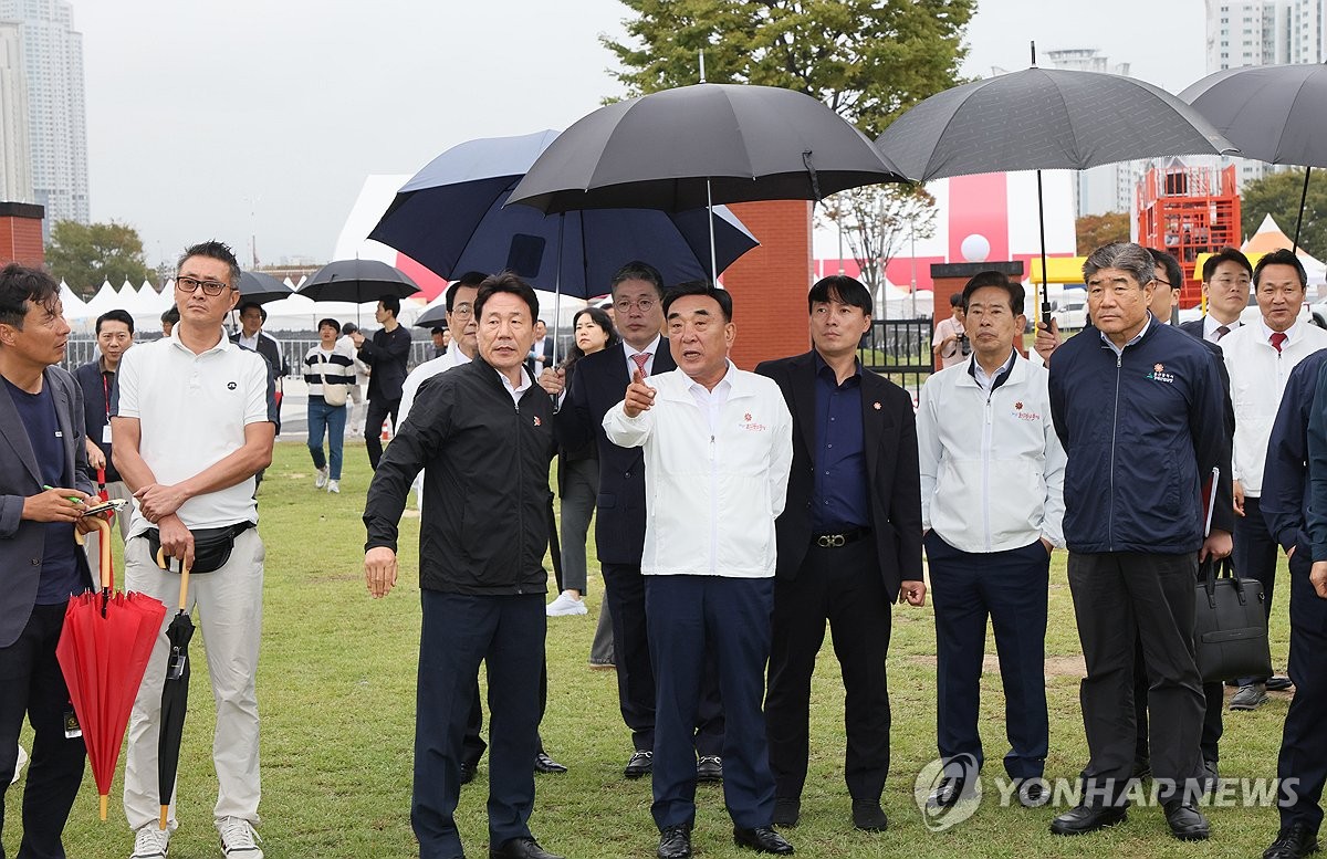 울산공업축제 행사장 점검하는 김두겸 시장