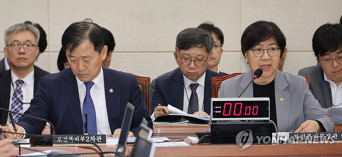 국회에서 답변하는 정은경 보건복지부 장관(회색 재킷)