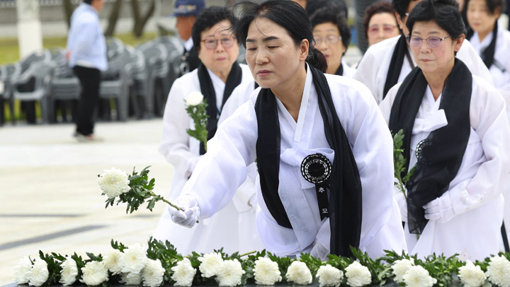 '오월 영령'…민주묘지 찾은 5·18 희생자 유가족들