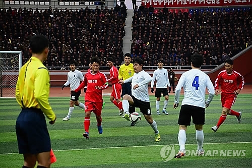 مباراة كرة قدم بين عمال من الكوريتين في سيئول كأول تبادل مدني في اطار اعلان بانمونجوم
