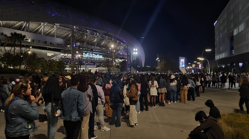 طابور طويل لحضور حفل بي تي إس أمام ملعب صوفي في لوس أنجلوس.