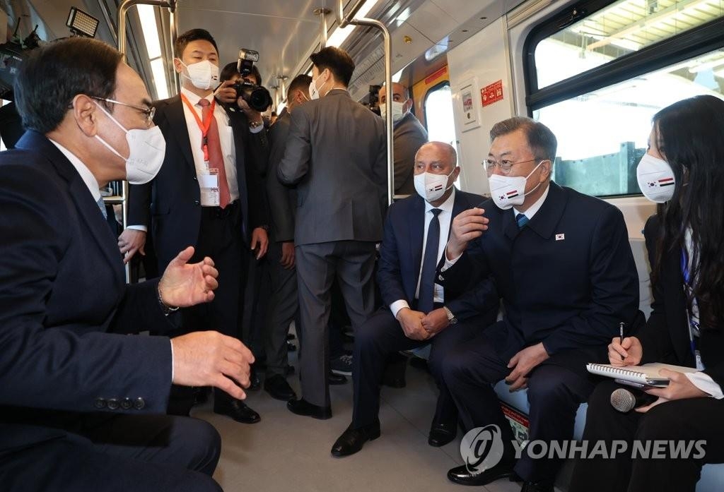 الرئيس مون يزور مرآب عربات المترو الجديدة الكورية الواردة للخط الثالث لمترو الأنفاق بالقاهرة - 1