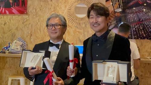 الرئيس «يون» يهنئ المخرج «بارك» والممثل «سونغ» الحائزين على جوائز مهرجان «كان» السينمائي - 2