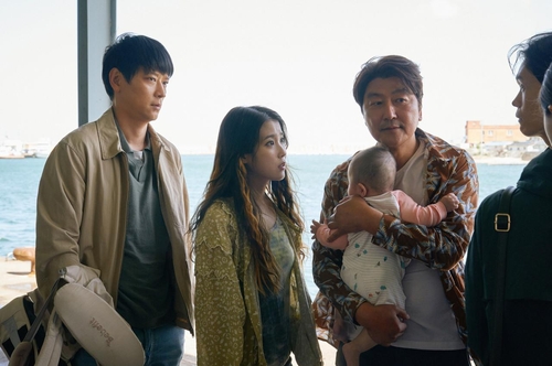 (قصة فيلم) عائلة أخرى غير تقليدية وعمل كوري-ياباني جديد يحوز على جوائز - 1