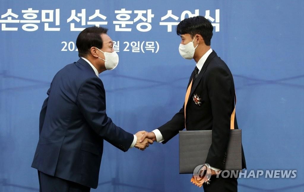 الرئيس «يون» يمنح «سون هيونغ-مين» أعلى وسام وطني رياضي - 2