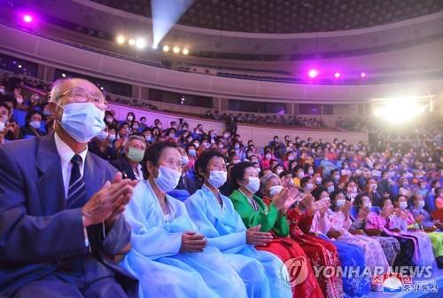 كوريا الشمالية تعيد فرض ارتداء الكمامات لمنع تفشي كوفيد-19 والإنفلونزا