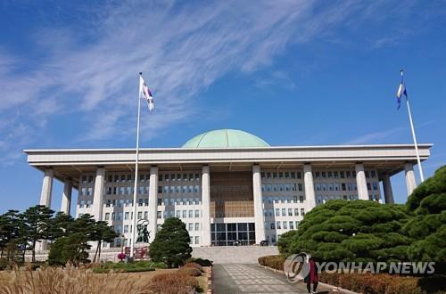 اعتقال رجل هدد بإحراق مبنى البرلمان الكوري - 1