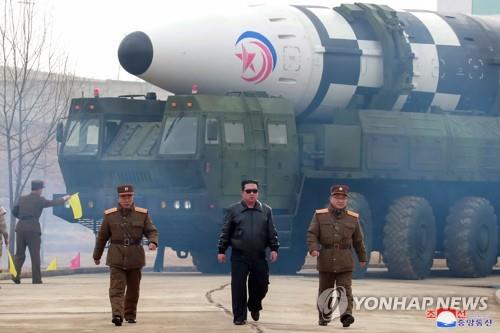 كوريا الشمالية ترقي المساهمين في تطوير الصاروخ الباليستي العابر للقارات