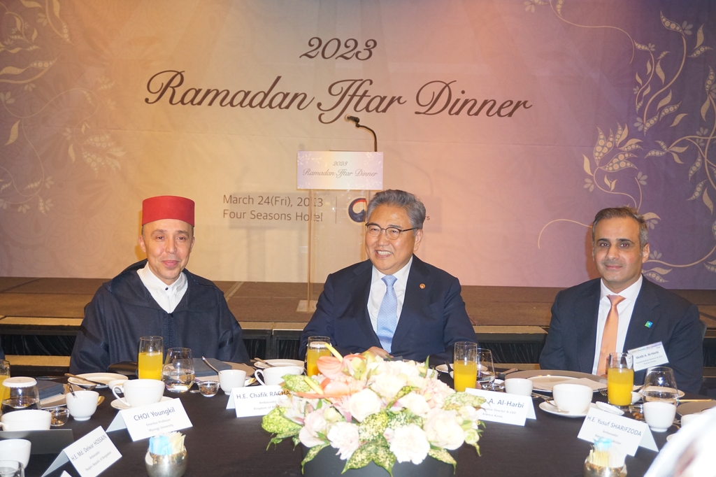 وزير الخارجية بارك جين يقيم إفطارا جماعيا لسفراء الدول الإسلامية والمهتمين بالإسلام - 3