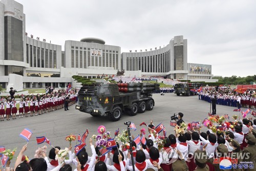 منظمة شبابية كورية شمالية تتبرع بقاذفات صواريخ متعددة إلى الجيش