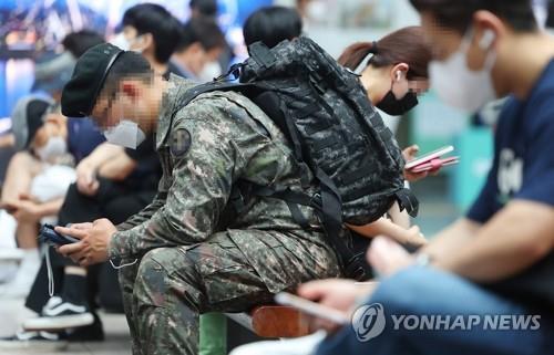 السماح للمجندين في معسكرات التدريب العسكرية باستخدام الهواتف المحمولة اعتبارا من الشهر المقبل