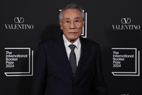 هوانغ سوك-يونغ يتعهد ببذل المزيد من الجهد في الروايات بعد فشله في الحصول على جائزة البوكر