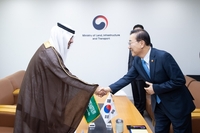 وزير الأراضي يناقش التعاون في مشاريع المدن الذكية مع نظيره السعودي