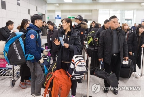 资料图片：1月31日，在江原道襄阳国际机场，韩国高山滑雪国家队后备军准备乘坐包机飞往朝鲜元山。（韩联社/联合采访团）