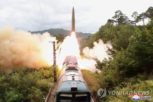 据朝中社9月16日报道，朝鲜铁路机动导弹团前一日进行射击演习，在列车上发射疑似改良伊斯坎德尔的弹道导弹。 韩联社/朝中社（图片仅限韩国国内使用，严禁转载复制）