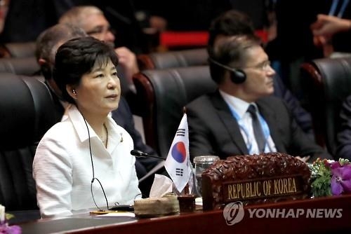 President Park Geun-hye (L) attends the East Asia Summit in the Laotian capital of Vientiane on Sept. 8, 2016. (Yonhap)