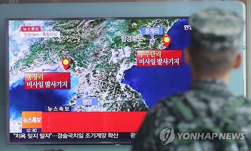 In this photo taken on Sept. 9, 2016, a soldier looks at a television report on North Korea's nuclear test at Seoul Station. (Yonhap)