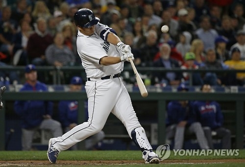 In this Associated Press photo, Lee Dae-ho of the Seattle Mariners hits a solo home run off Derek Holland of the Texas Rangers during the second inning of a baseball game on Sept. 8, 2016, in Seattle. (Yonhap)